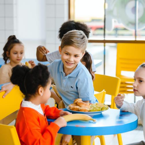 Kinderen die eten in de eetzaal 
